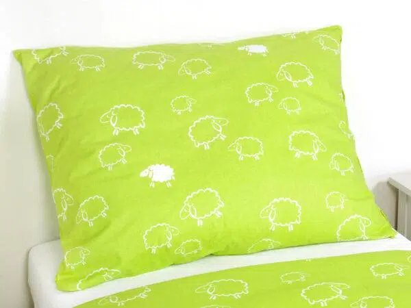 Bavlněné povlečení bílé ovečky na pistáciové značky Škodák