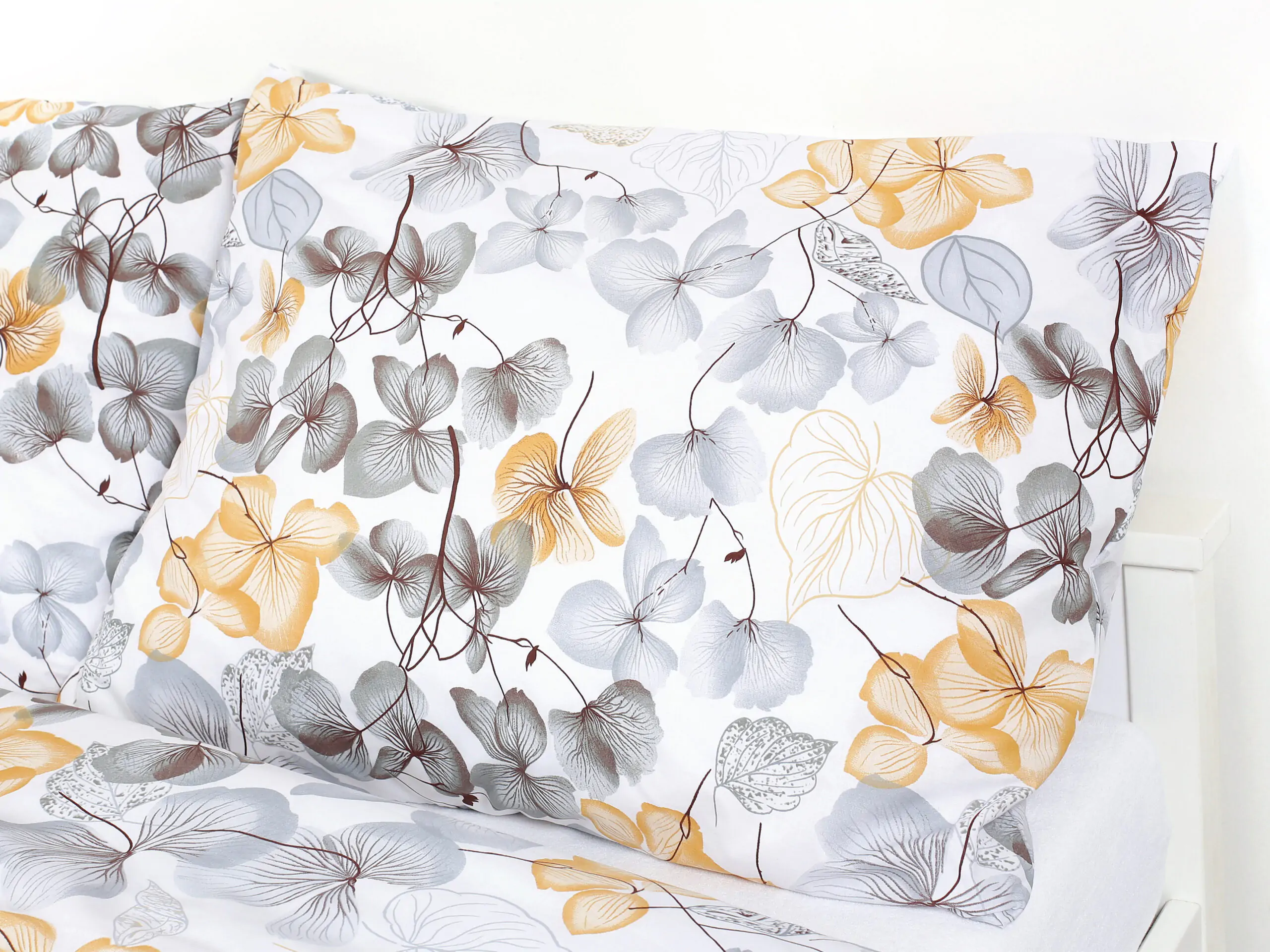 Bavlněné povlečení šedo-hnědý květ na bílé značky Škodák