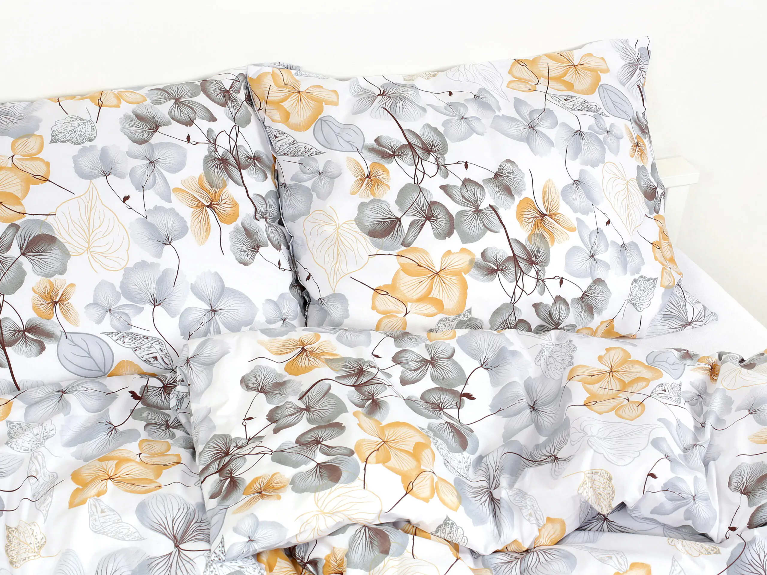 Bavlněné povlečení šedo-hnědý květ na bílé značky Škodák