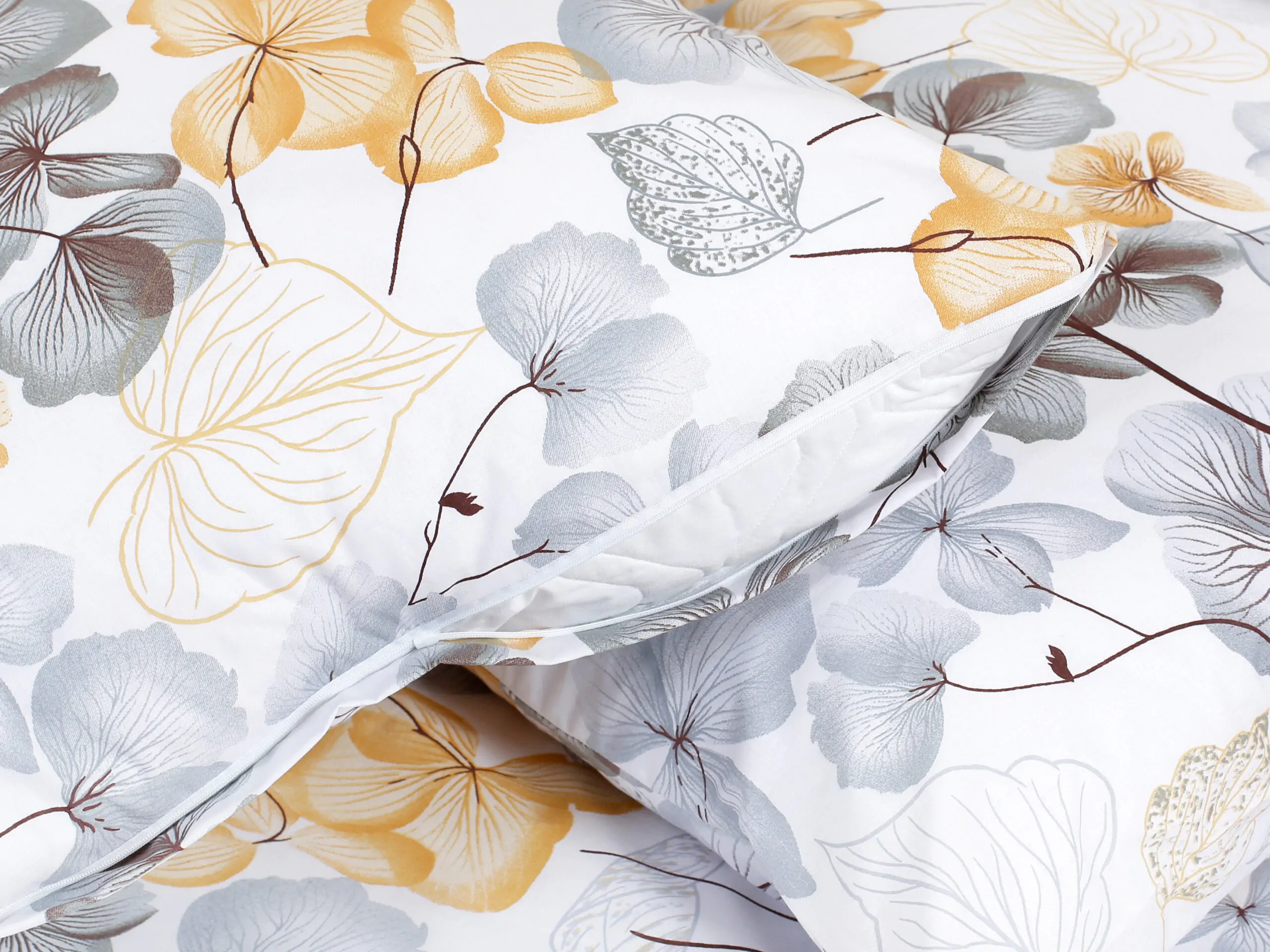 Bavlněné povlečení šedo-hnědý květ na bílé značky Škodák