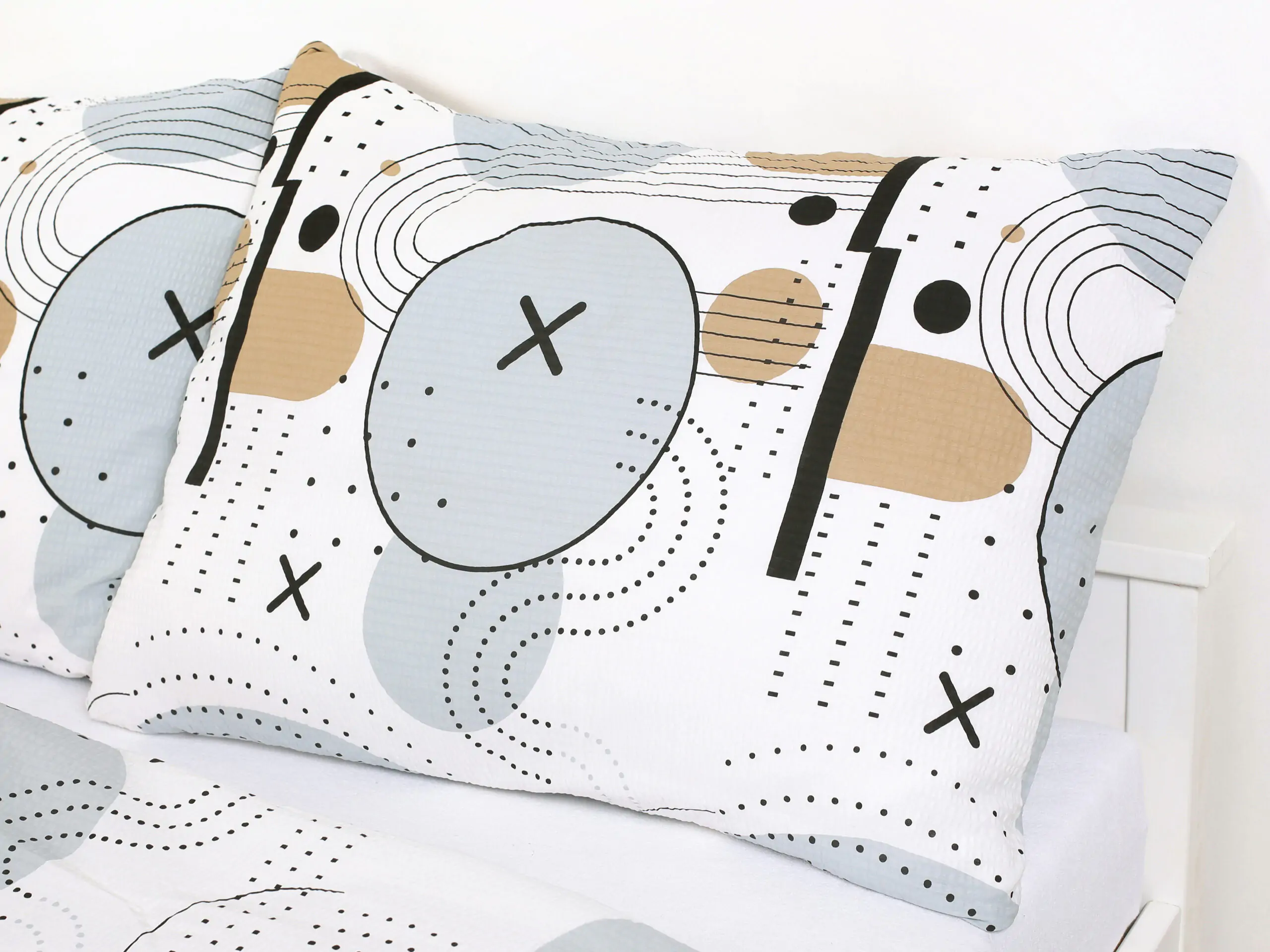 Krepové povlečení X v šedém kruhu značky Škodák