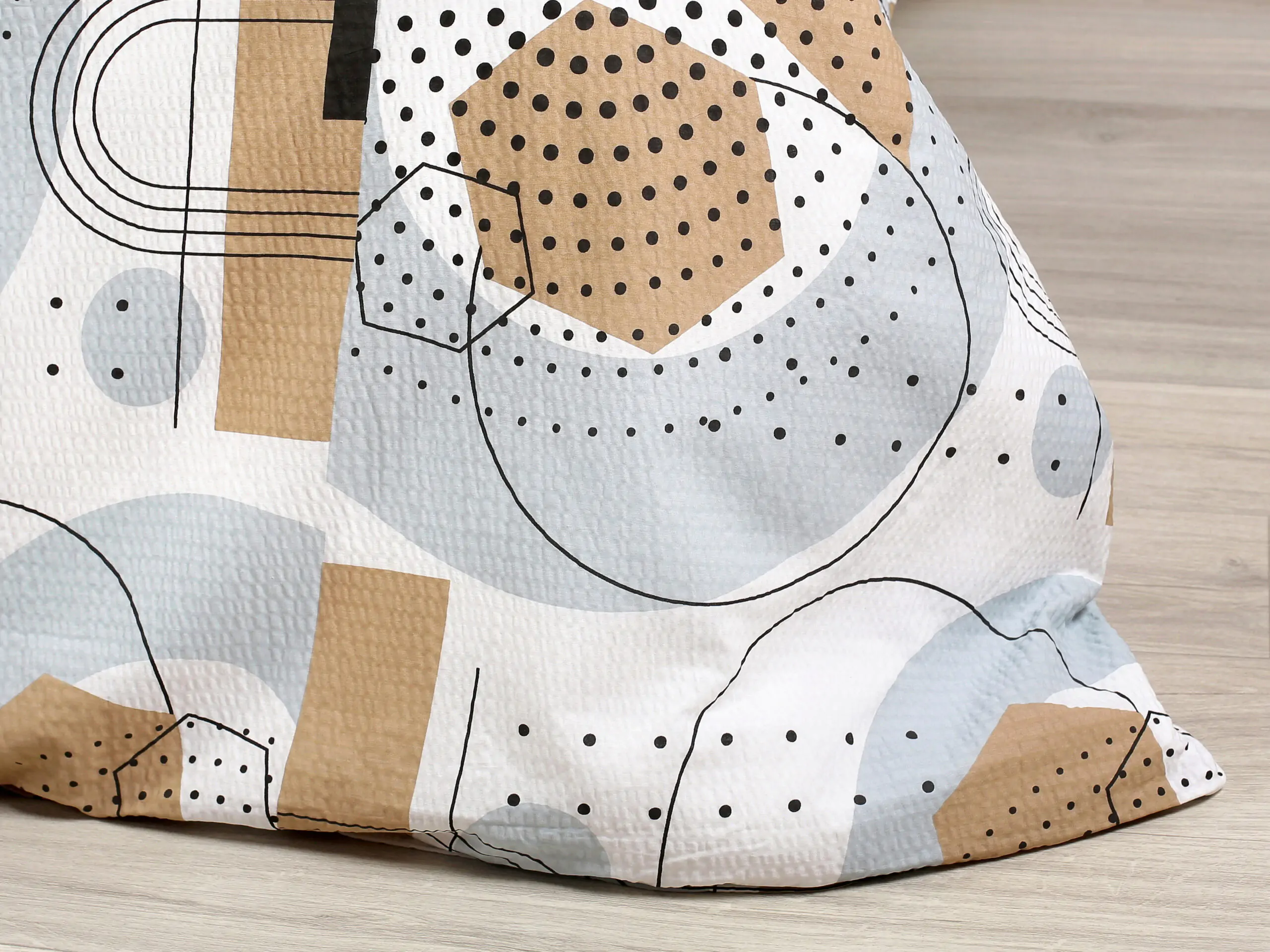 Krepové povlečení X v šedém kruhu značky Škodák