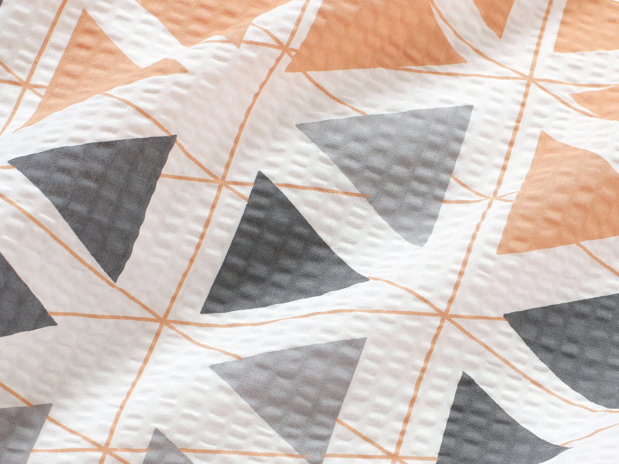 Krepové povlečení šedé a lososové trojúhelníky značky Škodák