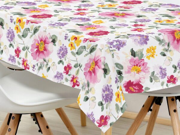 Bavlněný ubrus hranatý květy fialek na bílé značky Škodák