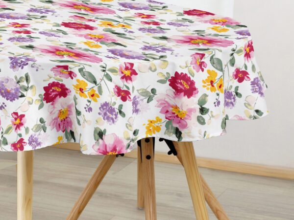 Bavlněný ubrus oválný květy fialek na bílé značky Škodák