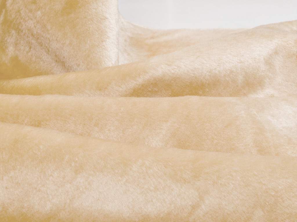 Plyš metráž Ilja světle béžová značky Škodák