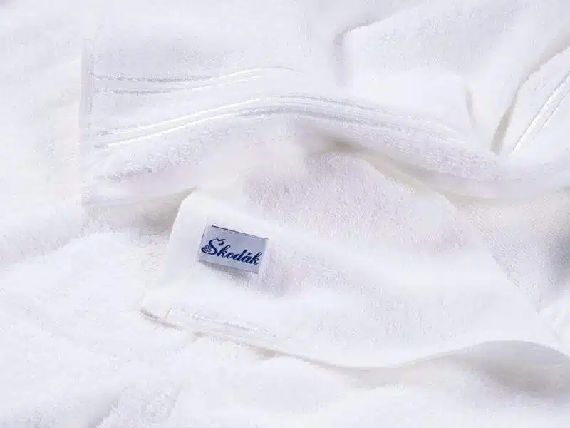 Froté ručník / osuška bílá - s dvojitým pruhem značky Škodák.