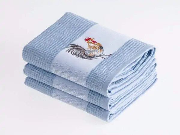 Vaflová utěrka kohout na modrém 45x70cm značky Škodák.