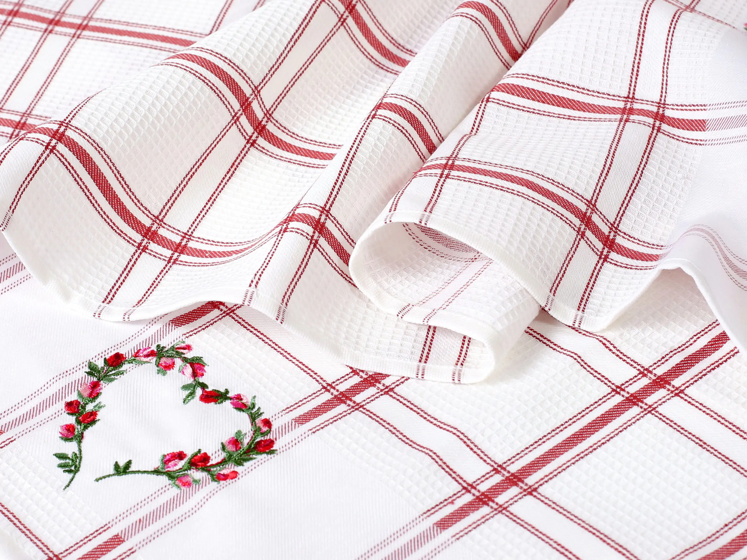 Vaflová utěrka srdce na bílé 45x70cm značky Škodák.