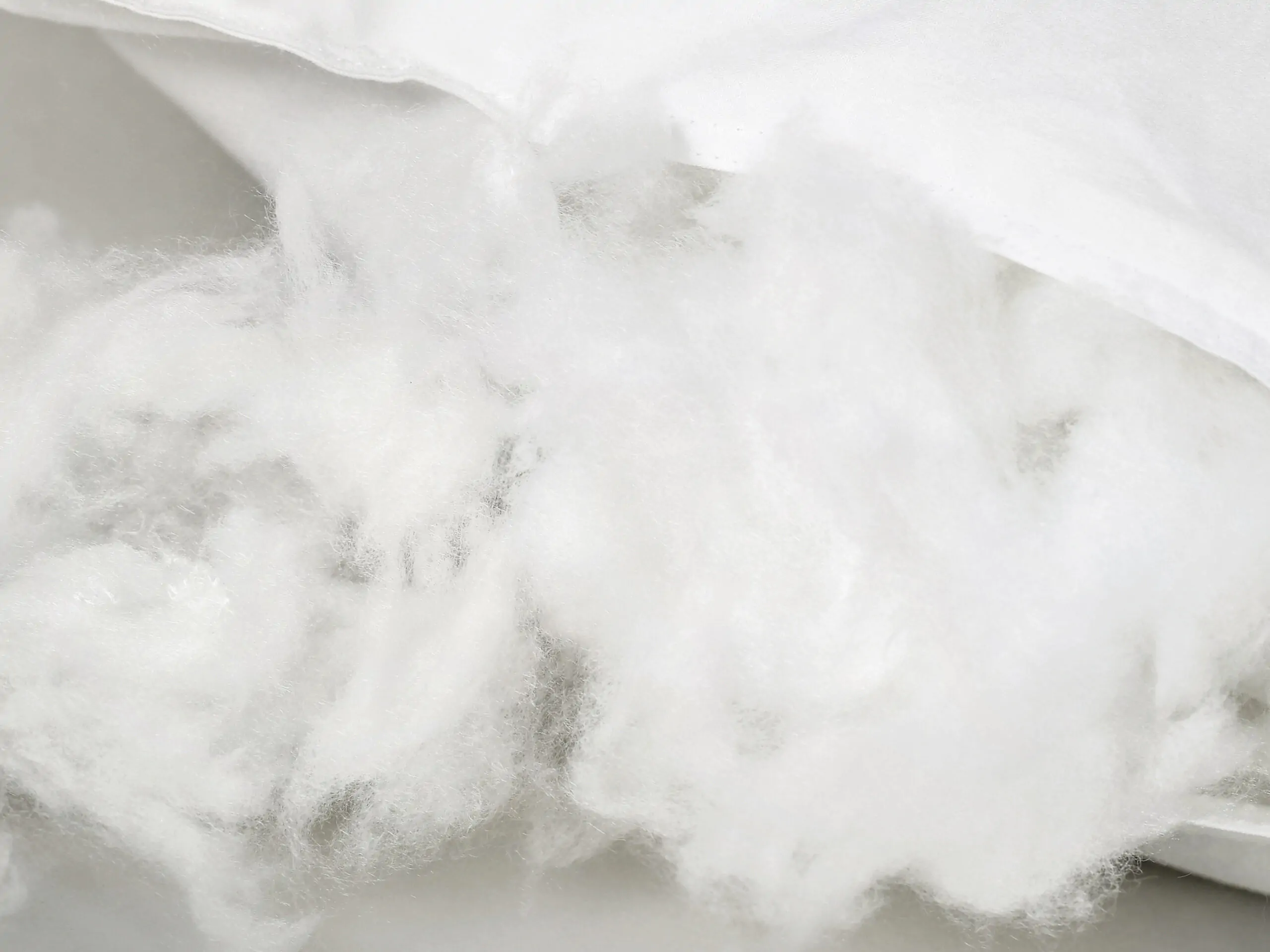 Luxusní polštář s umělým peřím značky Škodák.