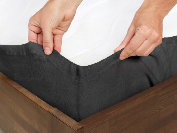 Froté dětské prostěradlo do postýlky tmavě šedé značky Škodák.