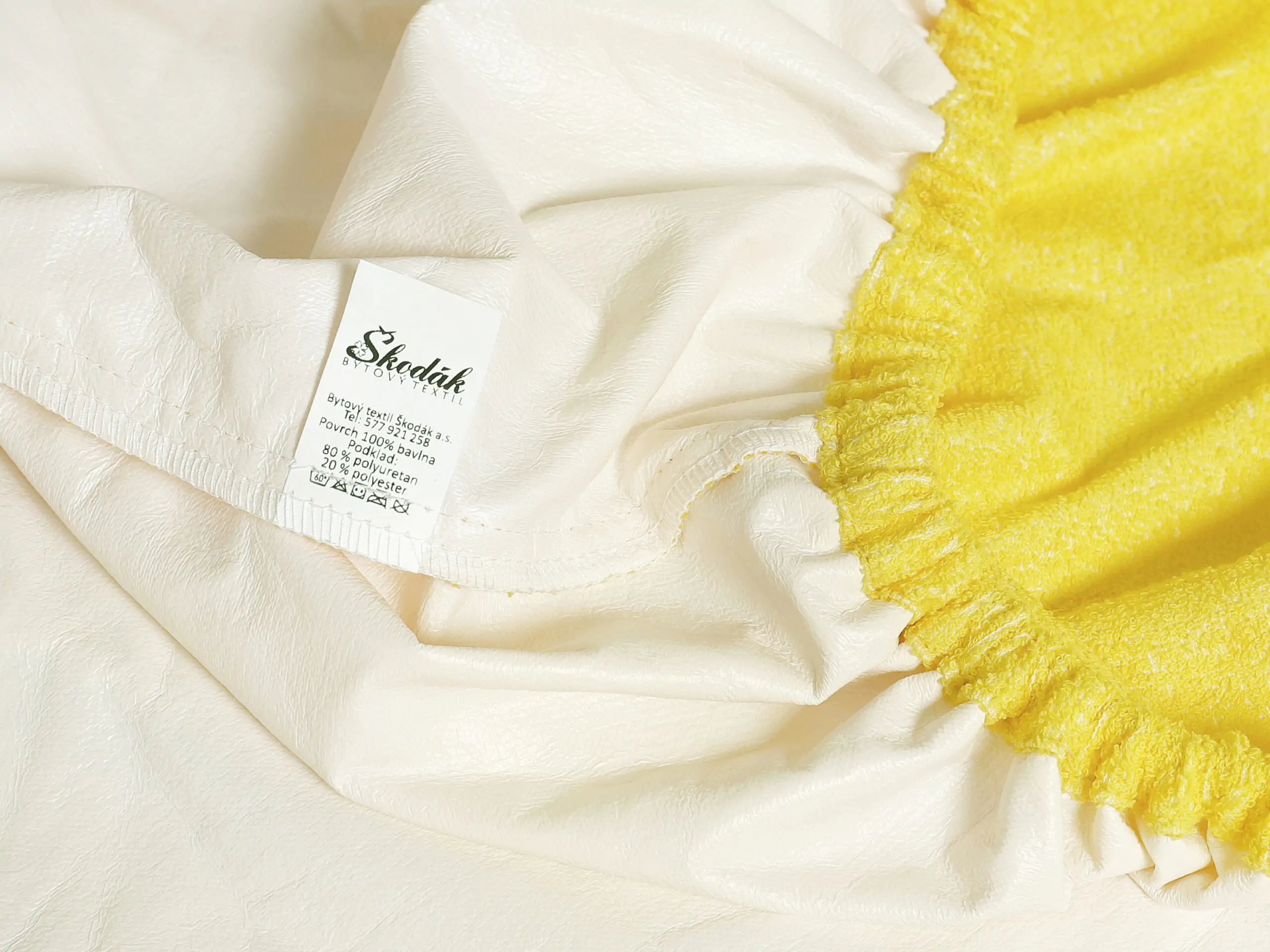Nepropustné froté prostěradlo s napínací gumou světle žluté značky Škodák.