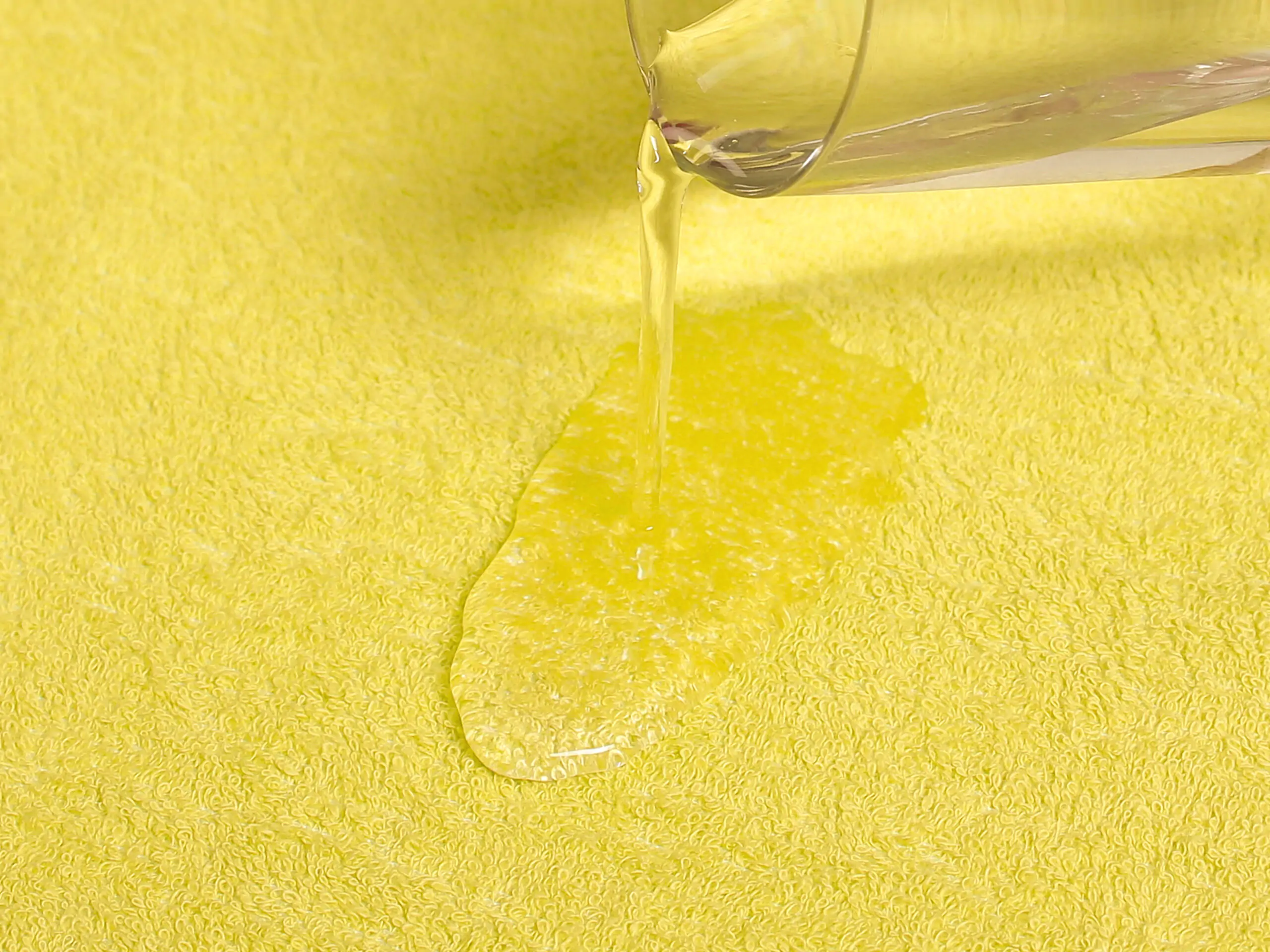 Nepropustné froté prostěradlo s napínací gumou světle žluté značky Škodák.