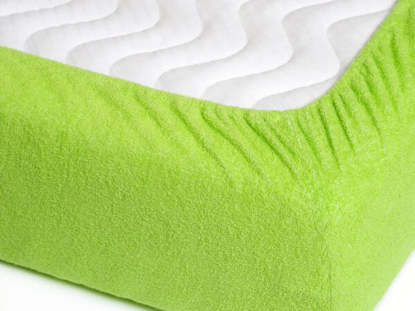 Nepropustné froté prostěradlo s napínací gumou zelené značky Škodák.