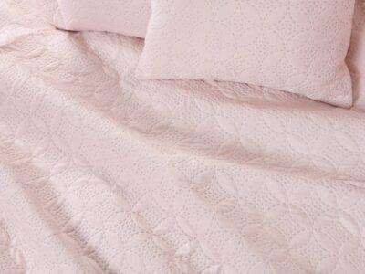 Přehoz na postel Bella růžový značky Škodák.