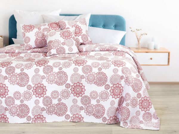 Přehoz na postel růžové mandaly na bílé značky Škodák.