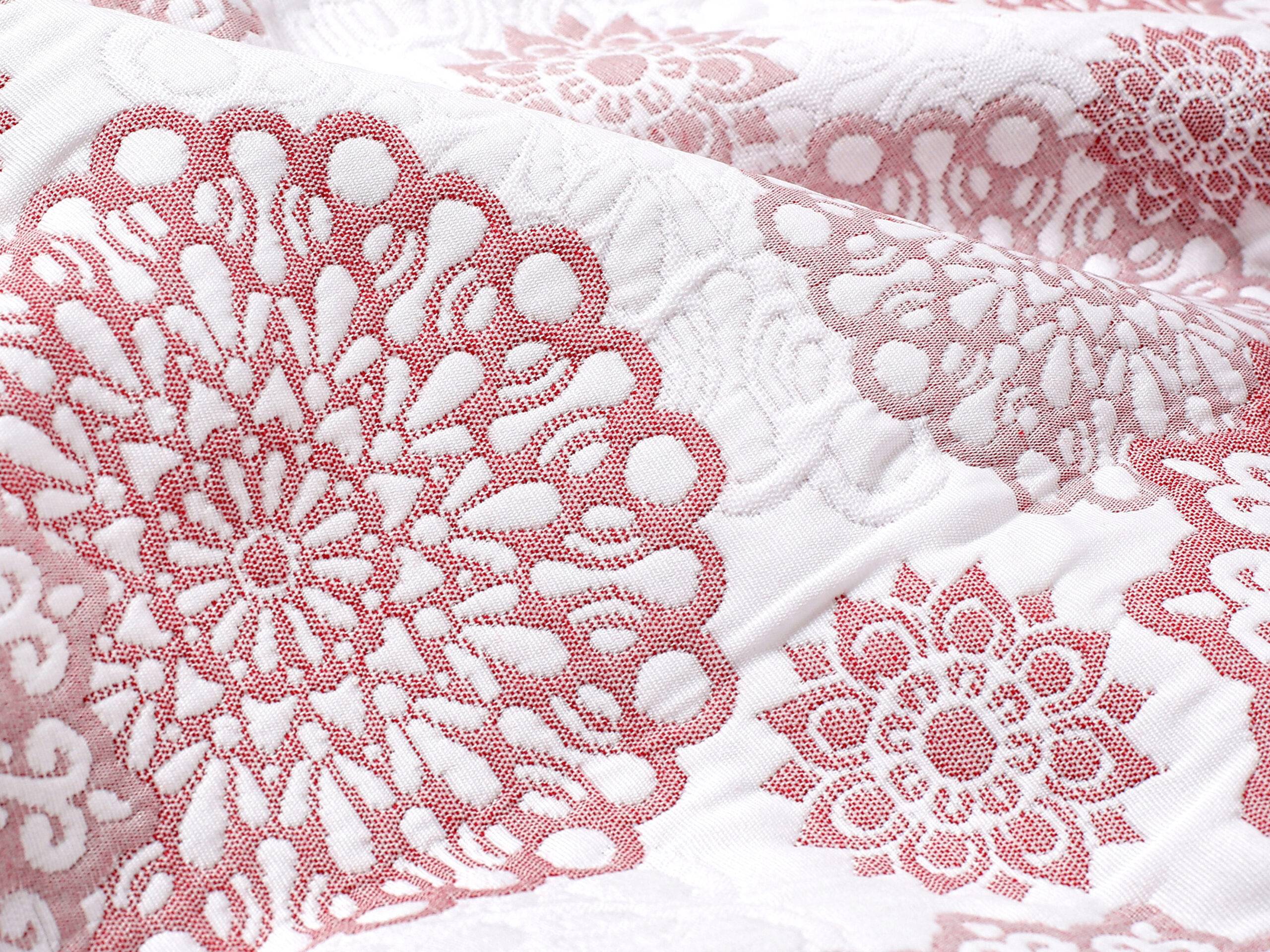 Přehoz na postel růžové mandaly na bílé značky Škodák.