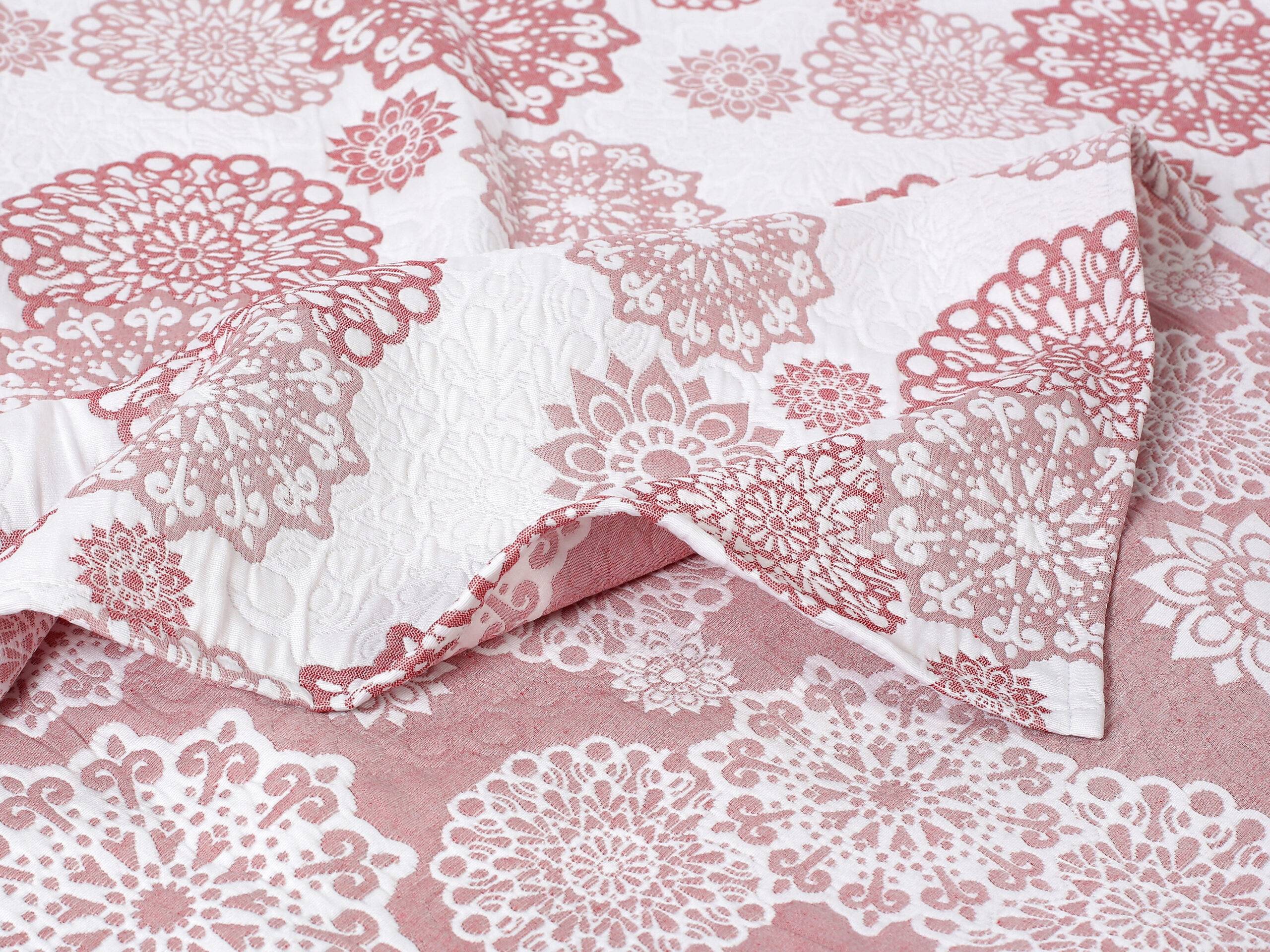 Přehoz na postel růžové mandaly na bílé značky Škodák.