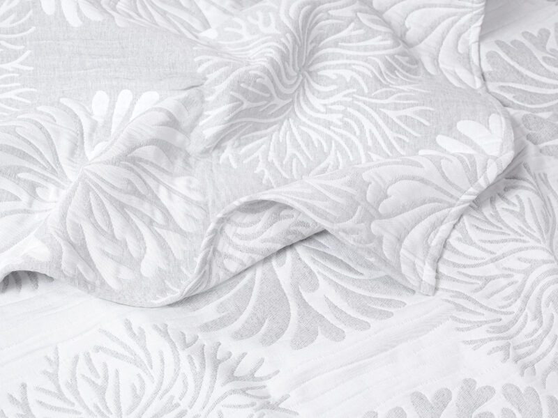Prošívaný přehoz na postel bílé květy na světle šedé 220x240 cm značky Škodák