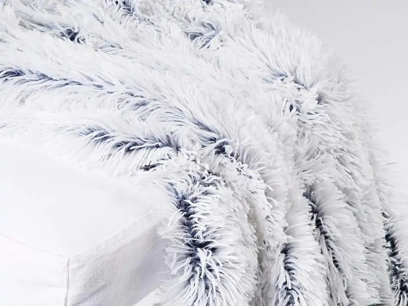 Deka mikro tmavě šedá s dlouhým vlasem značky Škodák.