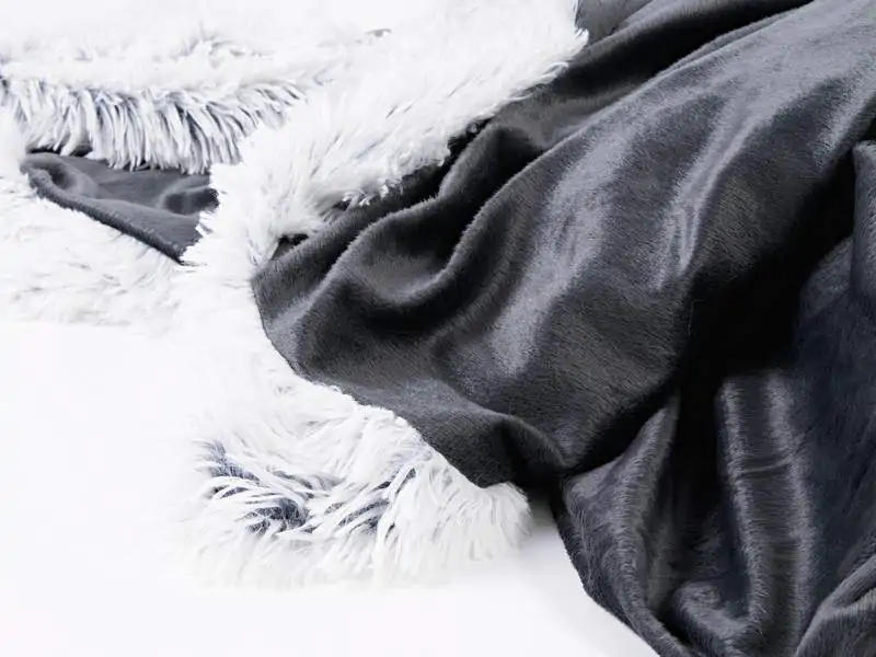 Deka mikro tmavě šedá s dlouhým vlasem značky Škodák.