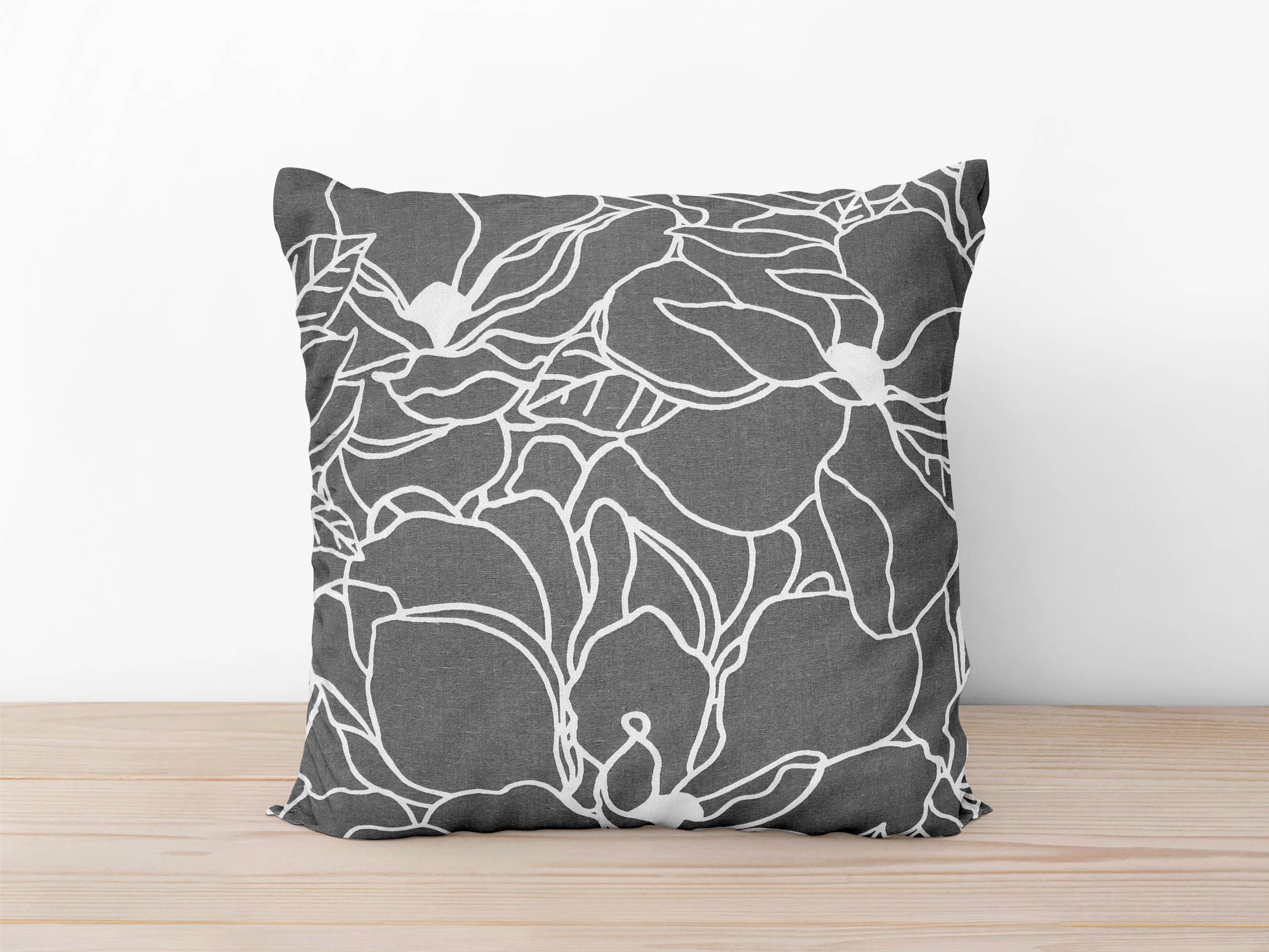 Bavlněný povlak na polštář bílé květy na tmavě šedé značky Škodák.