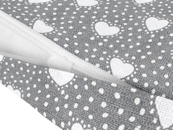 Bavlněný povlak na polštářek srdíčka na šedé Škodák