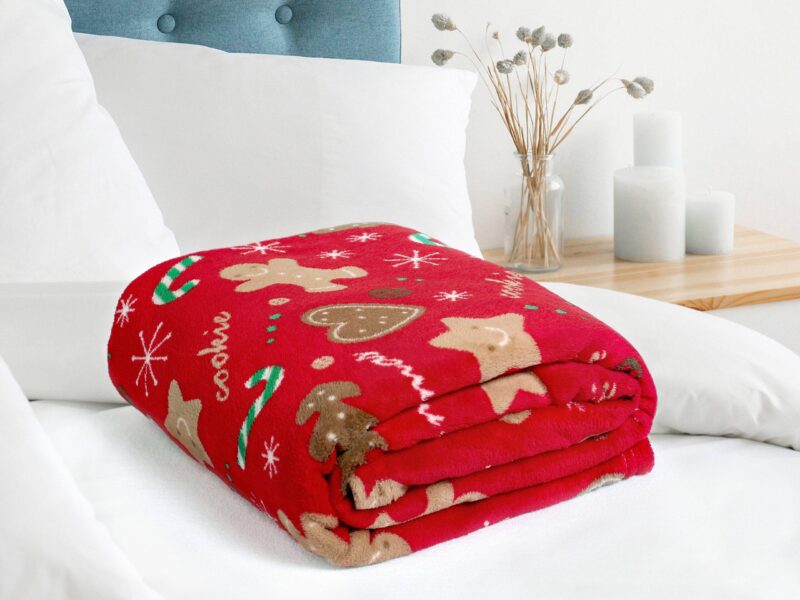 Vánoční deka mikroflanel perníčci na červené značky Škodák.