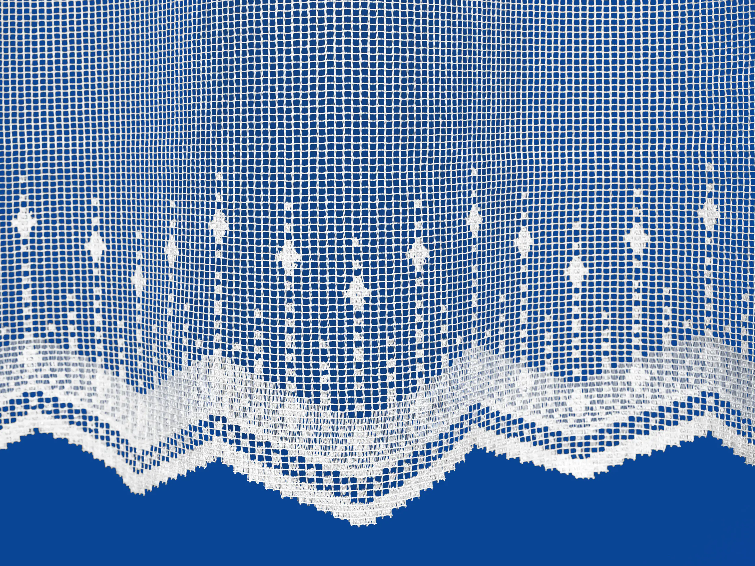 Vitrážková záclona čárky vzor 3848 značky Škodák.