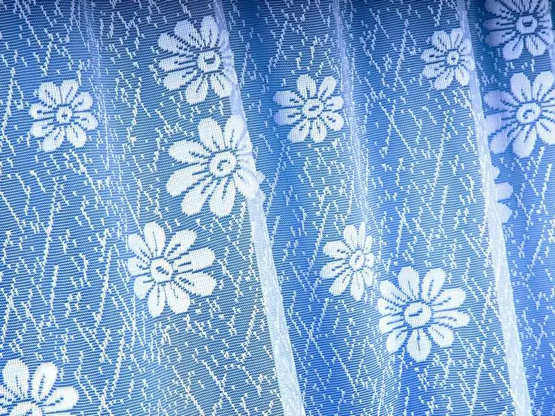 Vitrážková záclona květy vzor 17499 značky Škodák.