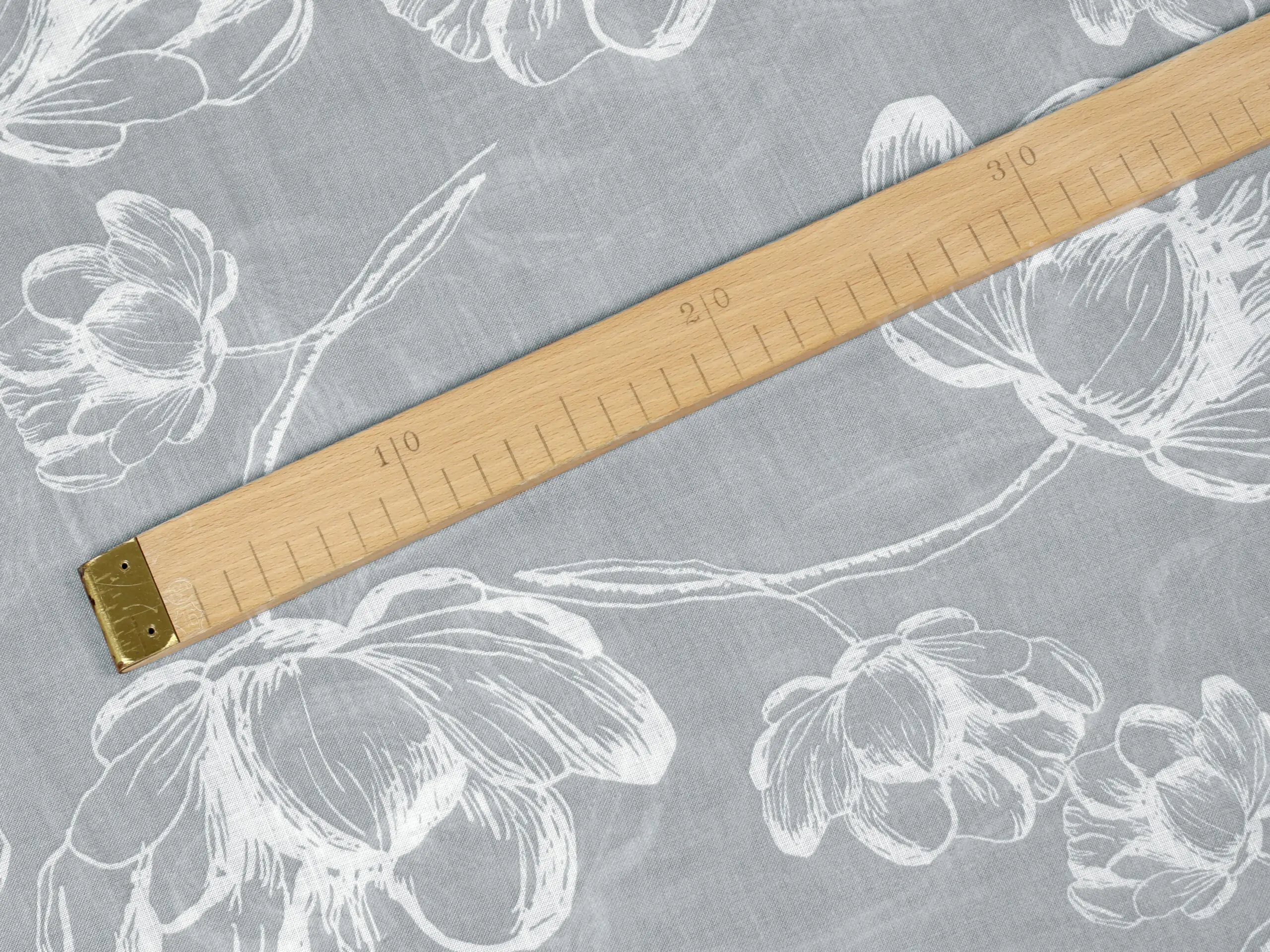 Žakárová záclona s olůvkem šedý květ vzor 26312 značky Škodák.