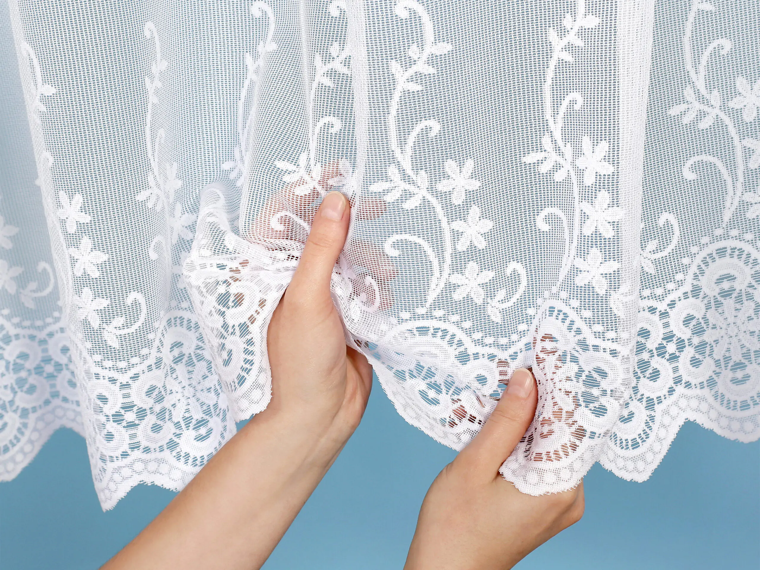 Žakárová záclona květy bez olůvka značky Škodák.