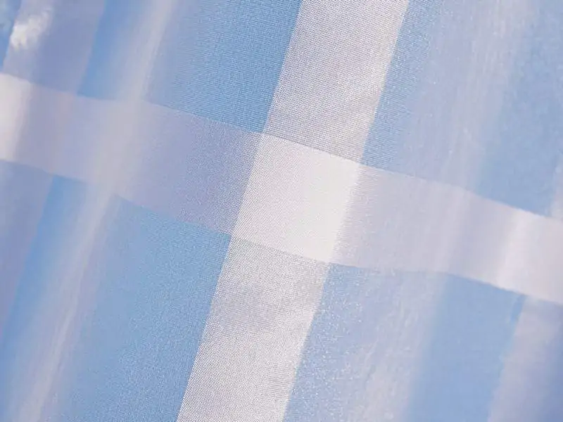 Hladký voál bílé čtverce vzor 1032 značky Škodák.