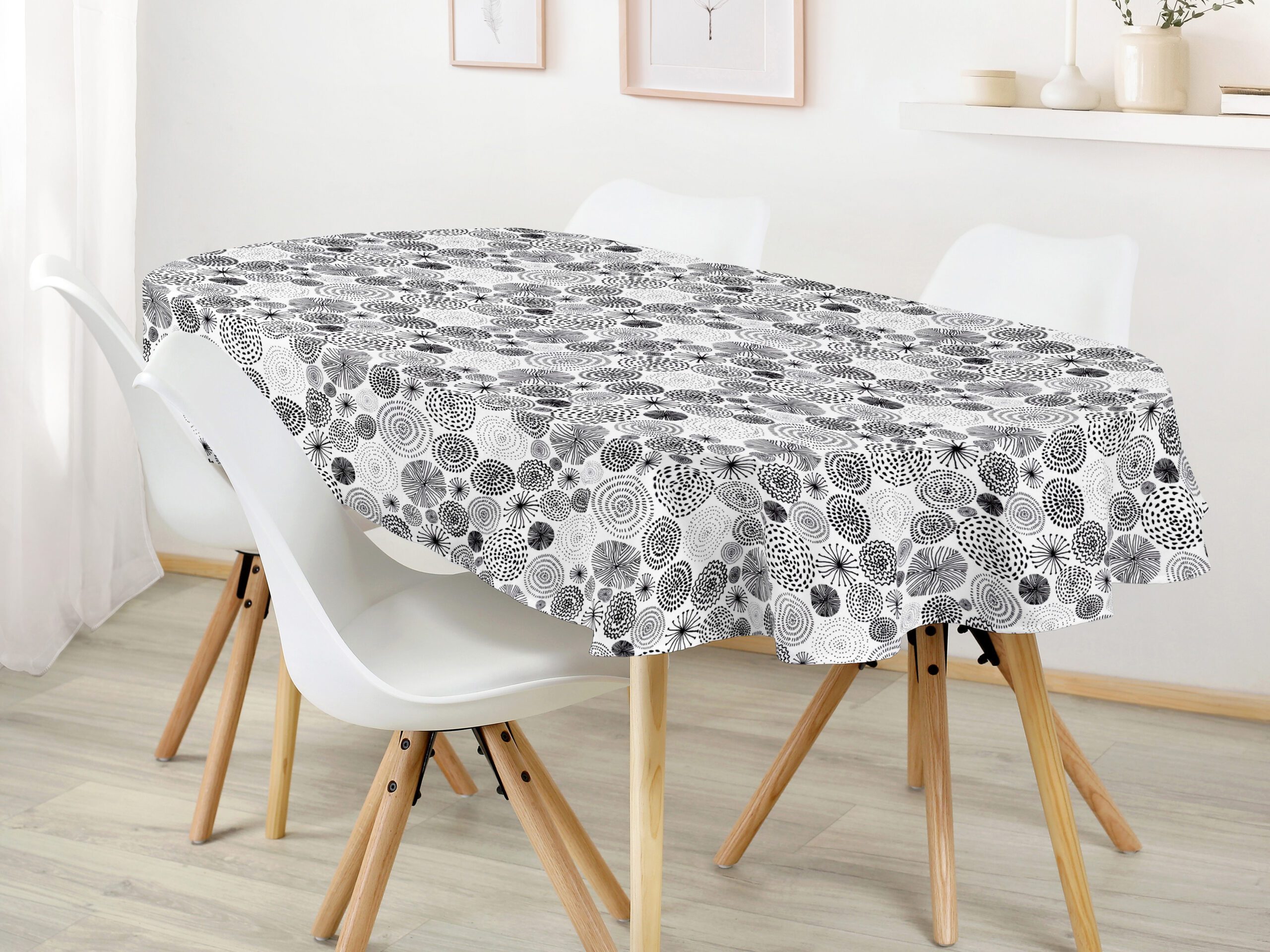 Bavlněný ubrus oválný černé kruhy na bílé značky Škodák