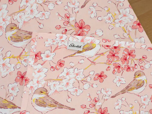 Bavlněný běhoun ptáčci s květinami značky Škodák