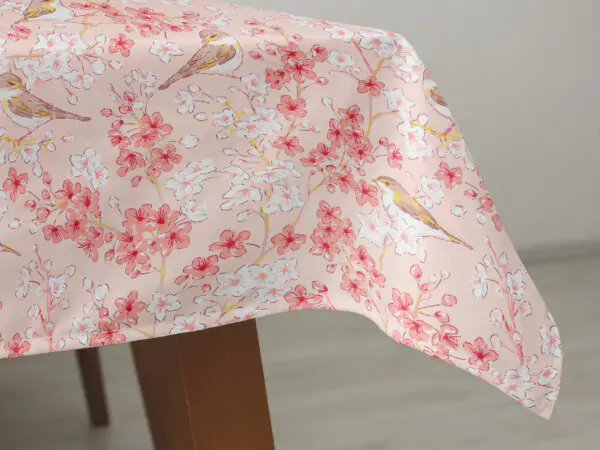 Bavlněný ubrus hranatý ptáčci s květinami značky Škodák