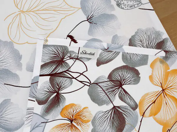 Bavlněný běhoun šedo-hnědý květ na bílé značky Škodák