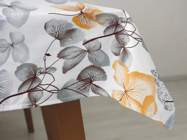 Bavlněný ubrus hranatý šedo-hnědý květ na bílé značky Škodák