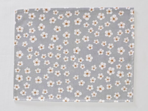Bavlněné prostírání bílé květy na šedé značky Škodák