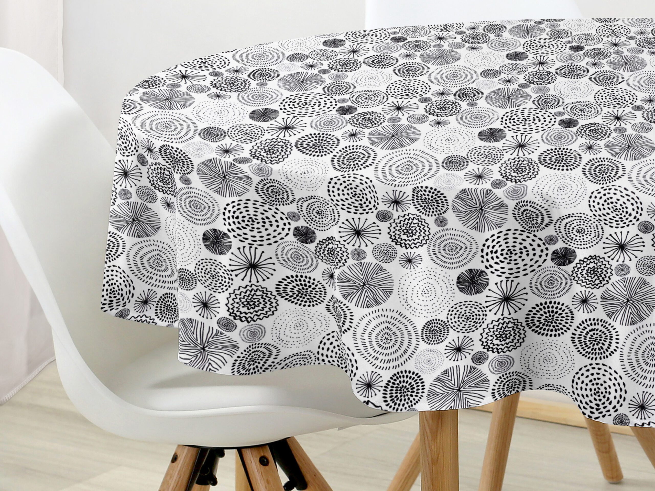 Bavlněný ubrus kulatý černé kruhy na bílé značky Škodák