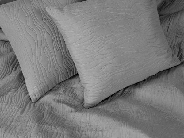 Prošívaný přehoz na postel Bella šedý/ sv. šedý značky Škodák