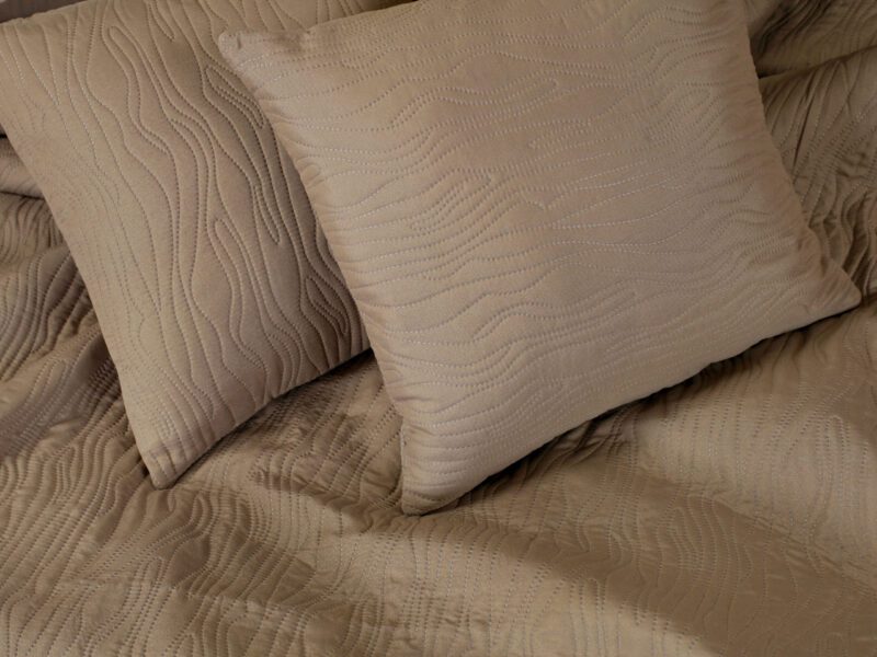 Prošívaný přehoz na postel Bella hnědý/ béžový natural značky Škodák