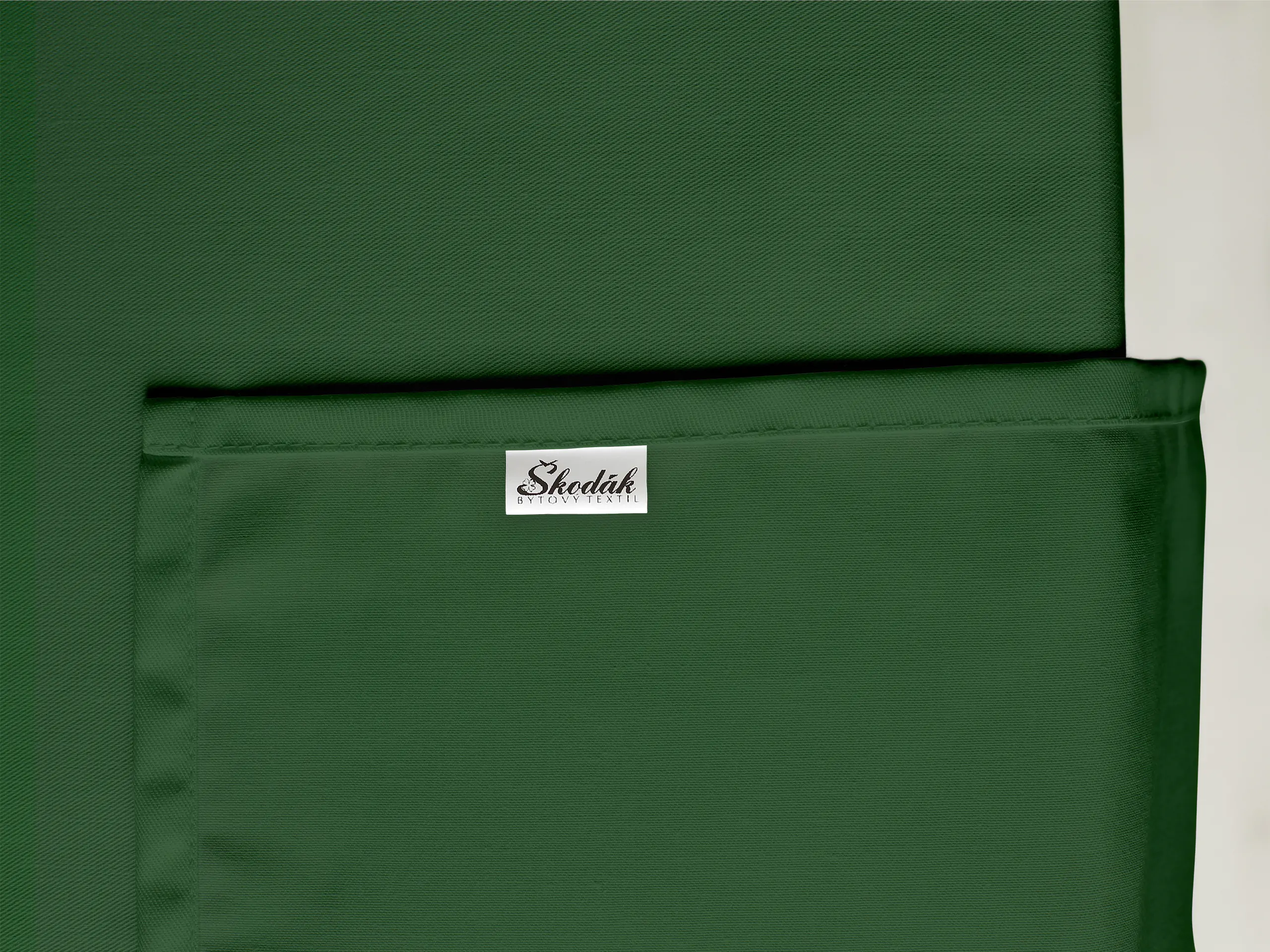 Hranatý ubrus Loneta tmavě zelený značky Škodák.