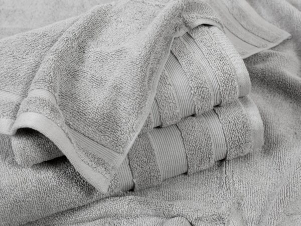 Luxusní froté ručník / osuška světle šedá značky Škodák