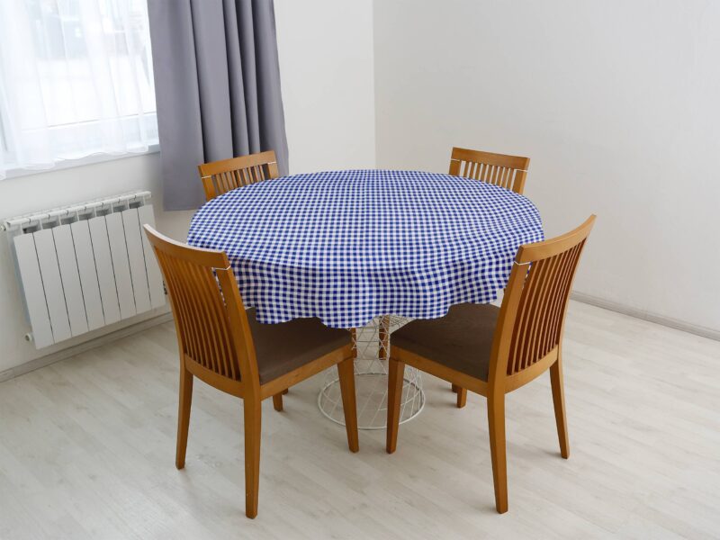 Kulatý bavlněný ubrus modré káro značky Škodák