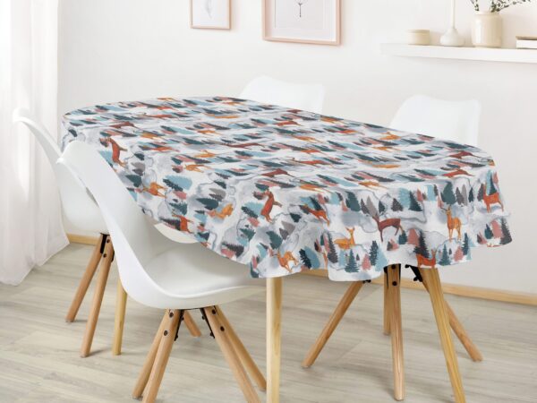 Oválný ubrus Loneta zvířátka v zimním lese značky Škodák.