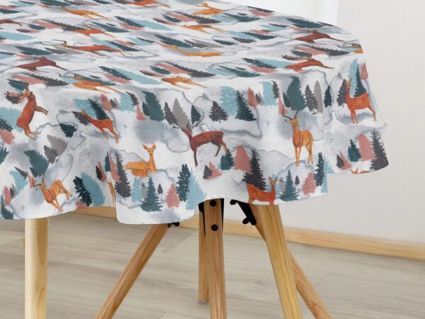 Oválný ubrus Loneta zvířátka v zimním lese značky Škodák.