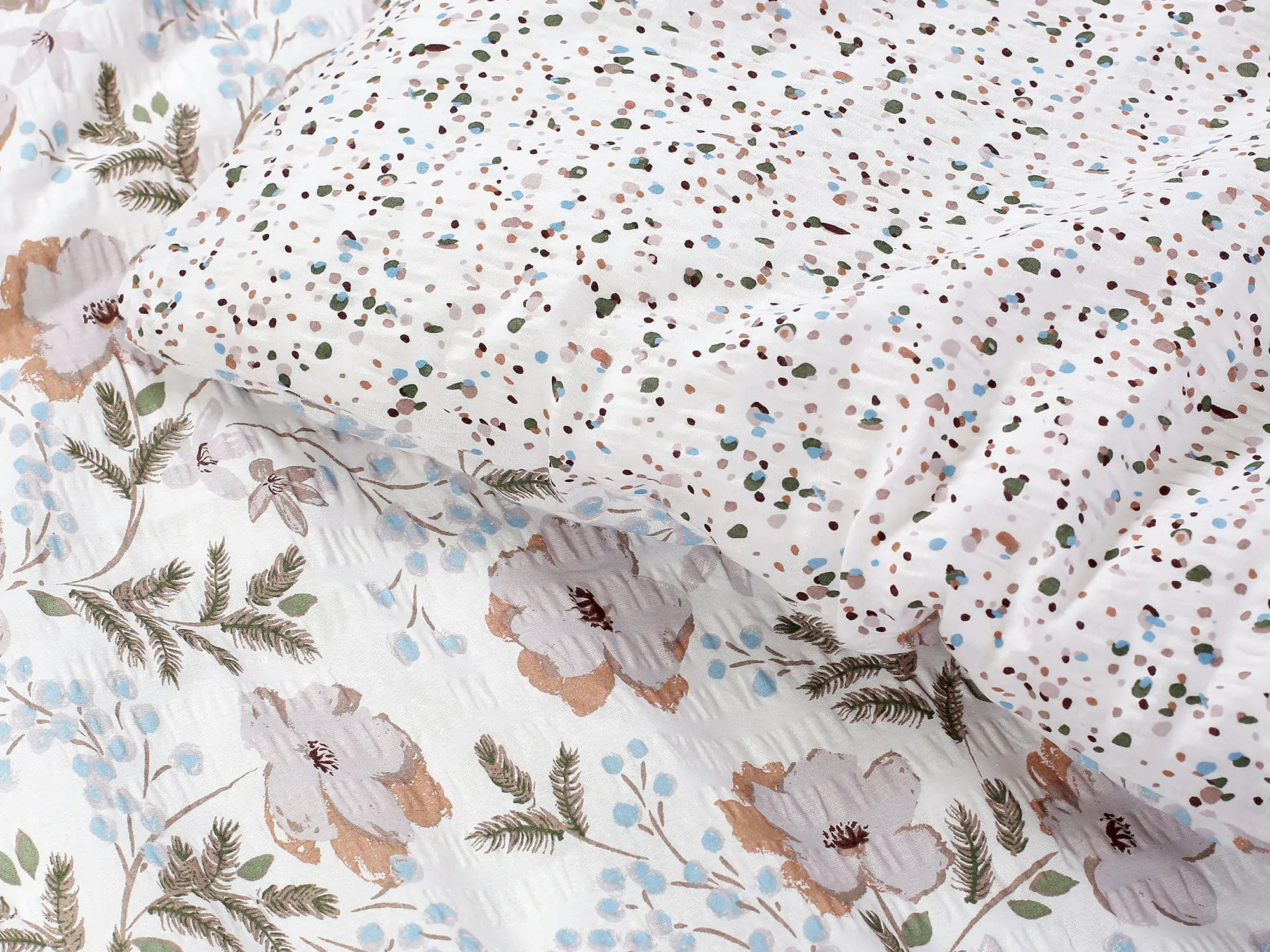 Krepové povlečení hnědé květy/ zrní značky Škodák