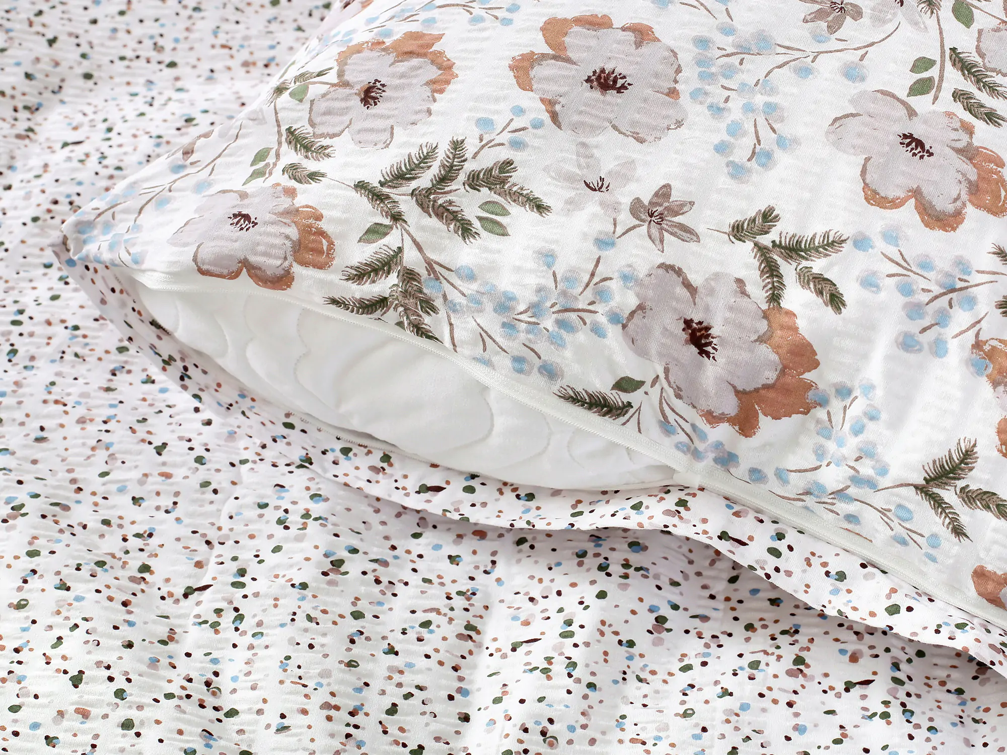 Krepové povlečení hnědé květy/ zrní značky Škodák