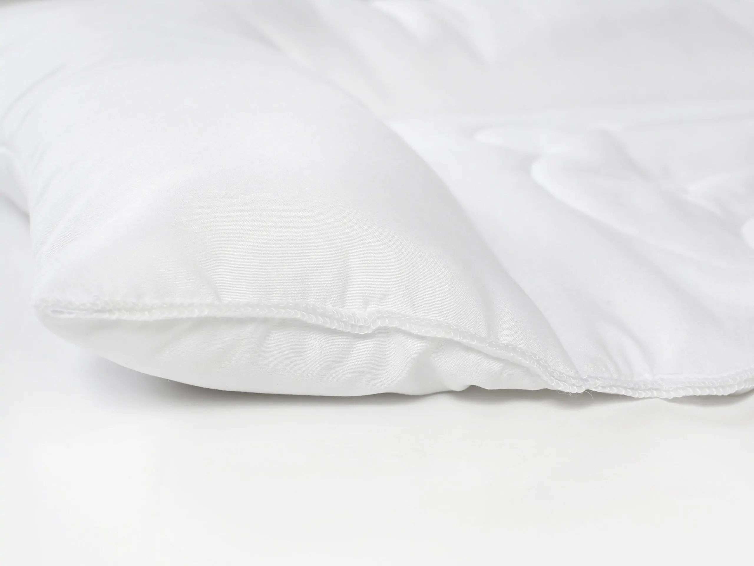 Dětský polštář do postýlky Medvídek 40x60 cm batole značky Škodák